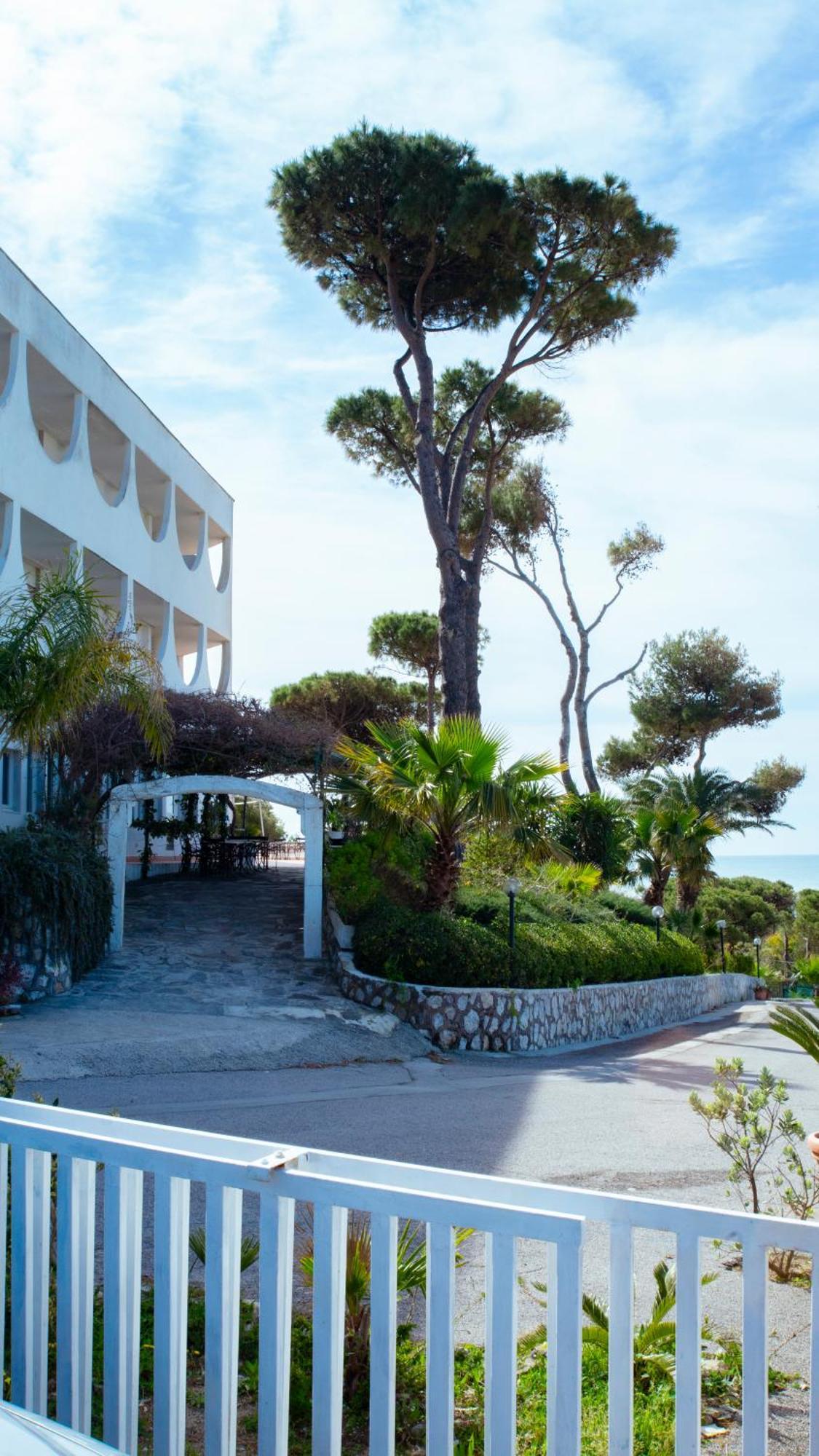 Hotel Sinuessa Terme Mondragone Bagian luar foto